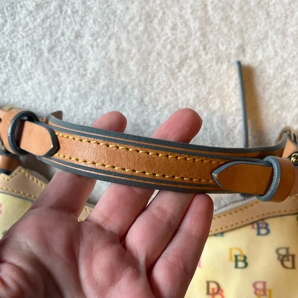 Dooney & Bourke 1975 vintage handbag. Logo, pale yellow. Excellent condition - Picture 6 of 12